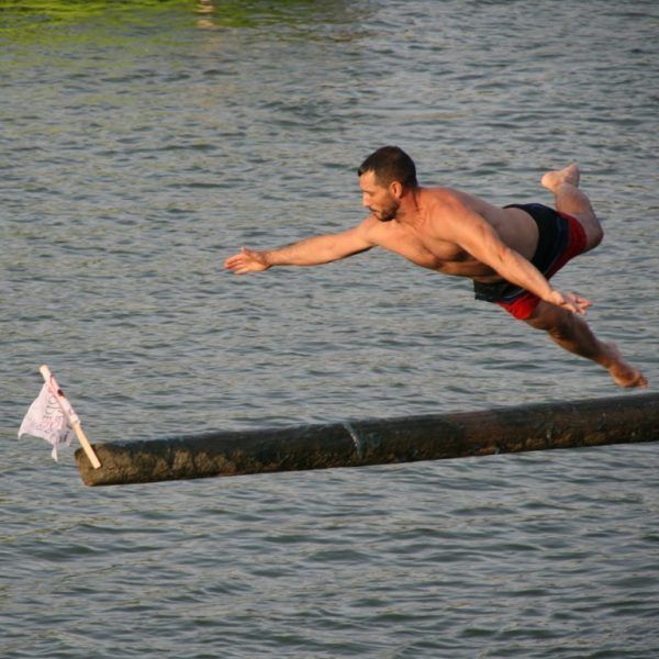 Cucaña en la vela de santa ana en triana 2022