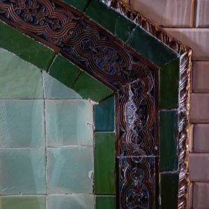 azulejo sevillano en el metro de chamberí en madrid