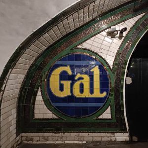 Publicidad de Gal en el metro de Chamberí